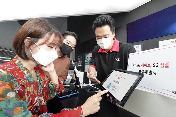KT는 지난해 5G 요금제 '5G 세이브', '5G 심플'을 출시했다. 고객이 KT광화문빌딩에 위치한 대리점에서 5G 요금제에 대한 설명을 듣고 있는 모습. ⓒ KT
