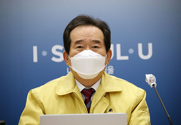 정세균 국무총리는 6일 서울시청에서 예방접종 대응추진단 가동과 실내체육시설별 방역기준 관련 보완책 마련 지시를 발표했다. ⓒ 연합뉴스