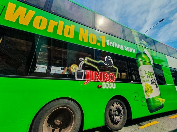 싱가포르의 World No.1 Selling Spirit JINRO 버스랩핑광고. ⓒ 하이트진로