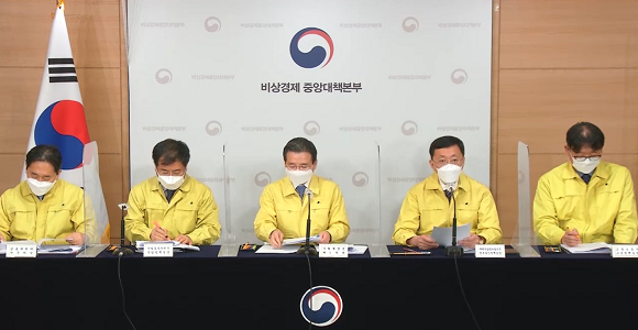 김정원 과학기술정보통신부 정보통신정책실장이 6일 정부서울청사에서 열린 제25차 비상경제 중대본 회의 겸 제8차 한국판 뉴딜 관계 장관회의 정례브리핑에서 '2021년도 디지털 뉴딜 실행계획'에 대해 설명하고 있다. ⓒ e브리핑 캡처