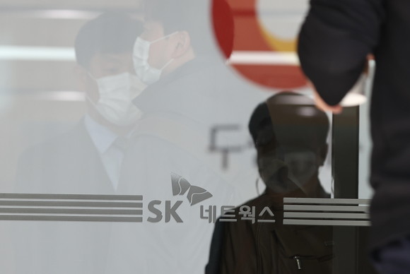 검찰이 비자금 조성 의혹을 받는 최신원 SK네트웍스 회장을 불러 조사하고 있다. ⓒ 연합뉴스