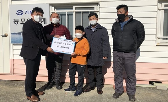 최규철 경남센터장(왼쪽 첫번째)이 거제 능포어촌계에 어촌 상생 장학금을 기부하는 모습. ⓒ 어촌어항공단