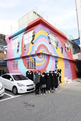 정원주 진성여중 교장(앞줄 맨왼쪽)과 학생들이 작가들과 함께 매점 벽화를 완성하고 기념촬영을 하고 있다. ⓒ 진성여중