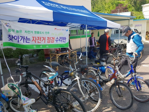 찾아가는 자전거 수리반. ⓒ 진주시