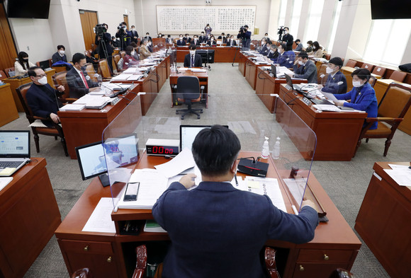 윤호중 국회 법제사법위원회 위원장이 8일 서울 여의도 국회에서 열린 법사위 전체회의에서 중대재해에 대한 기업 및 책임자 처벌 등에 관한 법률안 의결을 알리고 있다. ⓒ 연합뉴스