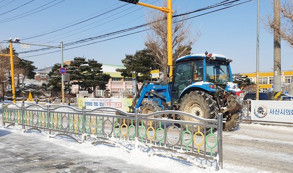 8일 운산면 운산초등학교 앞 제설트랙터. ⓒ 서산시