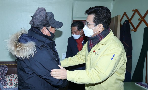 허태정 대전시장이 8일 한파경보 속 재난취약계층을 찾아 한파 대응물품을 전달하고 한랭 질환 유의를 당부했다. ⓒ 대전시