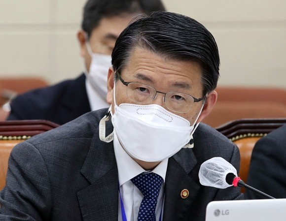 은성수 금융위원장이 주간업무회의에서 코스피지수 3000선 돌파와 관련해 현재 주식시장 평가와 정부 정책 방향에 대해 밝혔다. ⓒ 연합뉴스