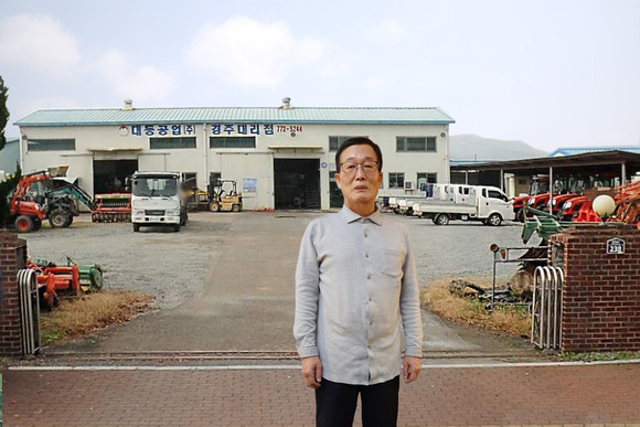 경주시 농업후계 양성을 위해 후원금을 기탁한 대동공업 경주대리점 김문달 대표. = 김진호 기자