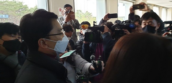 성폭행 의혹이 제기된 무소속 김병욱 국회의원이 11일 대구지법 포항지원에서 기자들의 질문에 답하고 있다. = 권영대 기자