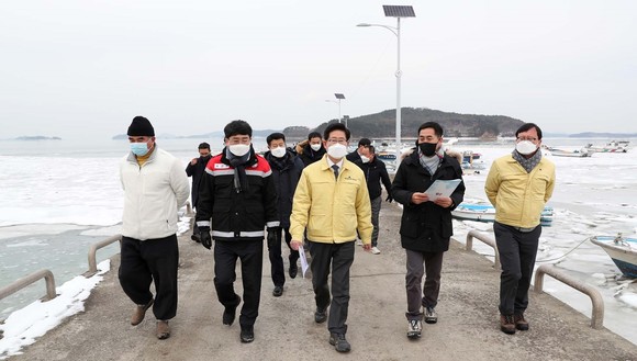 양승조 충남도지사는 11일 서산시 지곡면 중왕리 가로림만 일원을 방문해 가로림만 결빙 현황을 우선 살폈다. ⓒ 충남도