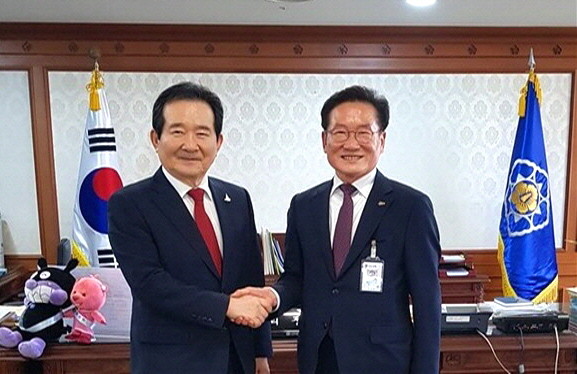 지난해 최기문 영천시장이 정세균 국무총리와 만나 영천시 국비 확보를 건의했다. Ⓒ 영천시