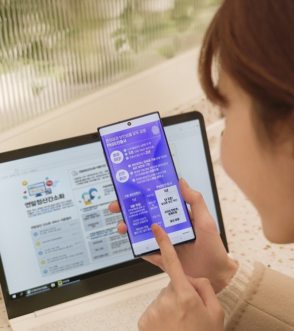 15일부터 PASS 인증서를 이용하는 고객은 국세청 홈택스 사이트에서 '간편서명 로그인'을 선택한 뒤 'PASS 인증서'를 골라 간편하게 접속할 수 있다. ⓒ KT