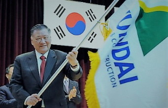 정몽구 당시 현대차그룹 회장이 2011년 4월 현대건설 임직원 조회에 직접 참석해 사기를 흔들고 있다. ⓒ 연합뉴스