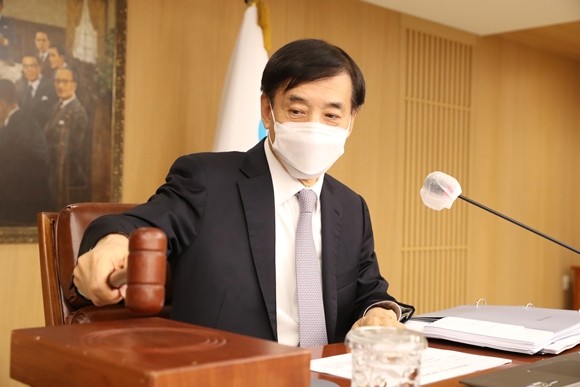 이주열 한국은행 총재가 15일 오전 서울 중구 한국은행에서 열린 금융통화위원회 본회의에서 회의를 주재하며 의사봉을 두드리고 있다. ⓒ 한국은행