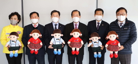 DGB대구은행이 고독사 예방 반려 인형을 지원하고 기념촬영을 하고 있다. ⓒ DGB대구은행