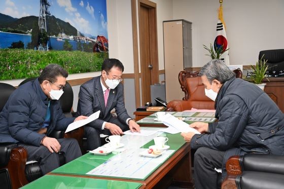 이상영 진주시의장과 이삼수 사천시의장, 심재화 산청군의장이 서부경남 발전을 위해 긴급회동을 가지고 있다. ⓒ 진주시의회
