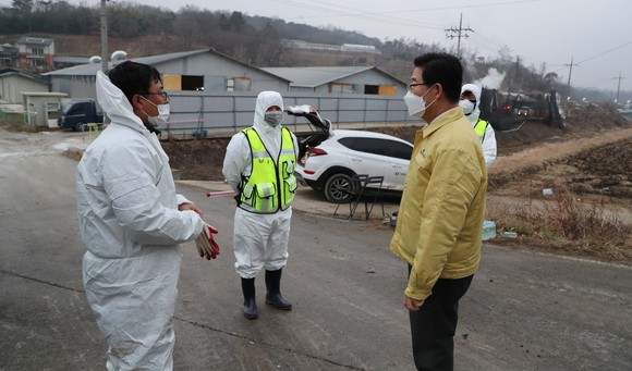 양승조 충남지사는 지난 15일 홍성군 구항면 조류인플루엔자(AI) 발생 현장 통제초소를 찾아 상황을 점검 및 근무자들을 격려했다. ⓒ