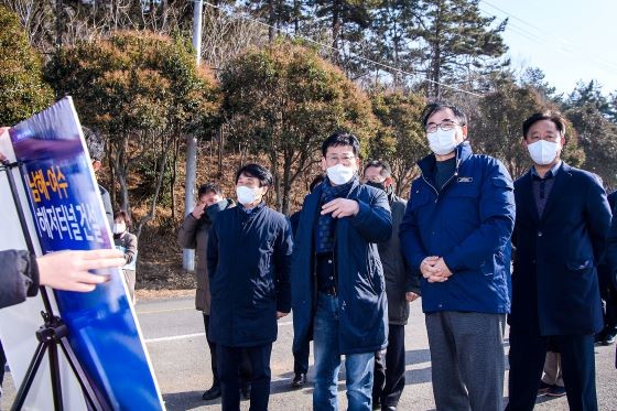 김정호 경남도당 위원장이 남해~여수 해저터널 예정지를 방문하고 있다. ⓒ 남해군