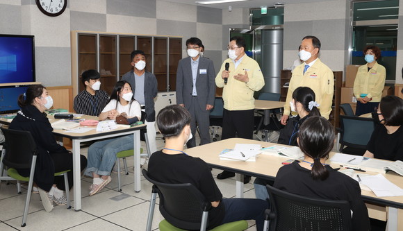 주낙영 경주시장이 서정원 경주교육장과 함께 지난해 6월11일 경주시 감포읍 한국국제통상마이스터 고등학교를 찾아 학교 운영 및 시설방역 현장을 점검하고 있다. Ⓒ 경주시
