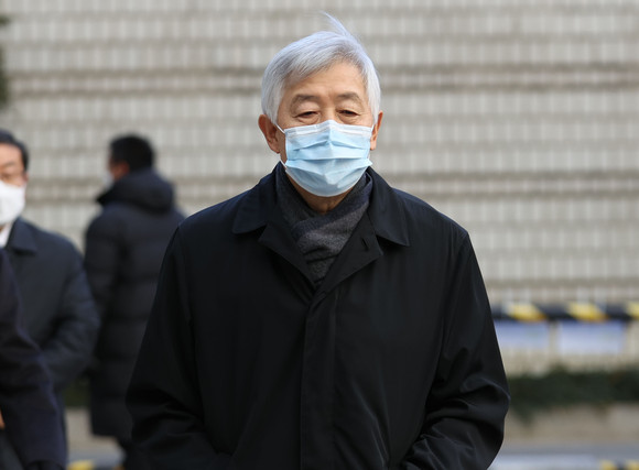최지성 전 삼성 미래전략실장이 서울고등법원에서 열린 국정농단 사건 파기환송심 선고 공판에 출석하고 있는 모습. ⓒ 연합뉴스
