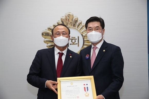 전국시군자치구의회 의장협의회가 수여하는 '지방의정봉사상'을 수상한 이준영(왼쪽) 시의회 정해종 의장과 기념촬영을 하고 있다. ⓒ 포항시의회