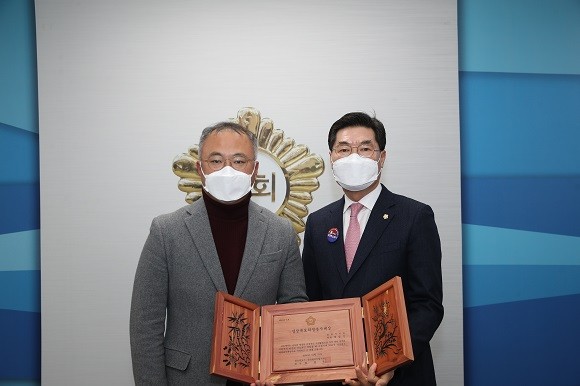 경상북도시군의회 의장협의회가 수여하는 '의정봉사대상'을 수상한 배상신(왼쪽) 시의원이 정해종 의장과 기념촬영을 하고 있다. ⓒ 포항시의회
