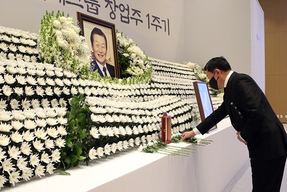 신동빈 롯데 회장이 18일 오전 롯데월드타워에 마련된 제단에 헌화를 하고 있다. ⓒ 롯데