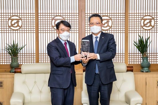 왼쪽부터 정병석 전 전남대학교 총장, 송종욱 광주은행장. ⓒ 광주은행