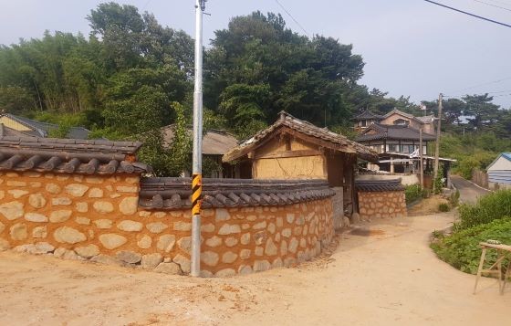 단성면 교동마을정비사업 황토담장. ⓒ 산청군
