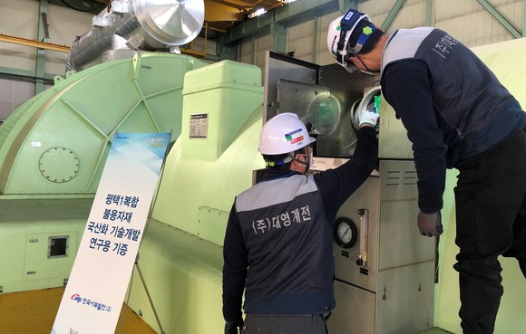 중소기업 관계자가 불용자재를 살펴보고 있다. ⓒ 서부발전