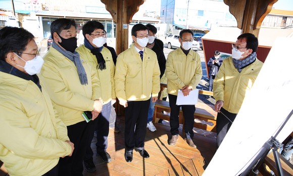 19일 맹정호 서산시장이 천수만 인근에서 문성혁 해수부장관과 천수만 저수온 피해현황 등을 보고 받고 있다. ⓒ 서산시