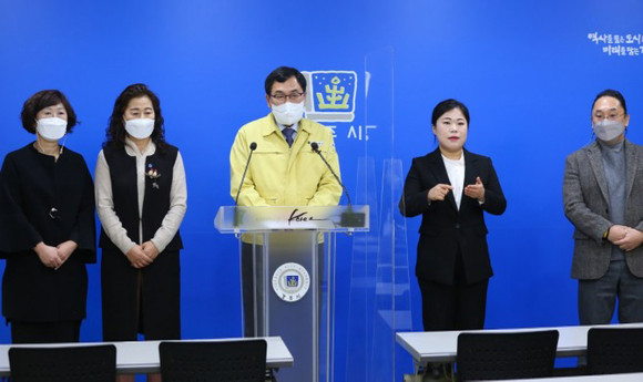 18일 주낙영 경주시장이 아동보호팀 신설에 대한 아동보호 대책을 발표하고 있다. ⓒ 경주시