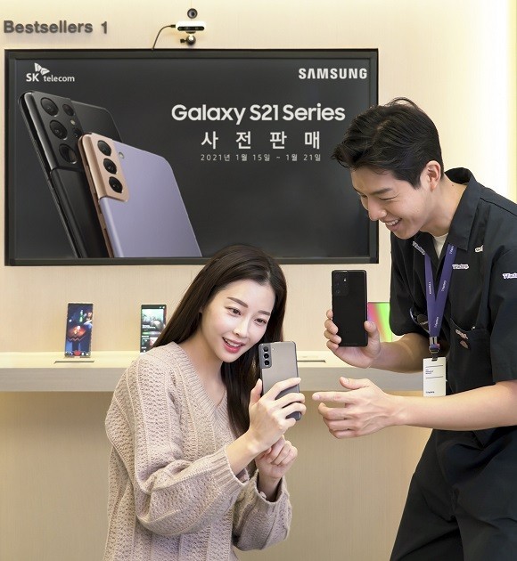 SK텔레콤 홍보모델들이 ICT멀티플랙스 T팩토리에서 갤럭시S21 플러스·울트라 모델을 소개하고 있다. ⓒ SK텔레콤