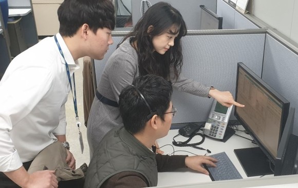 NH농협카드 사고예방 담당자들이 사고예방센터에서 보이스피싱 탐지시스템을 모니터링하고 있다. ⓒ NH농협카드