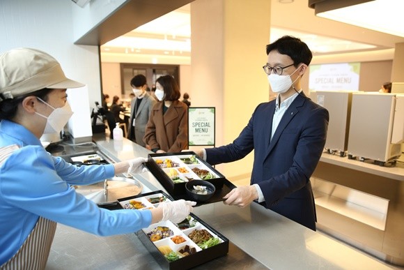 아워홈 본사 구내식당에서 개인 맞춤형 건강 메뉴를 배식하고 있다. ⓒ 아워홈