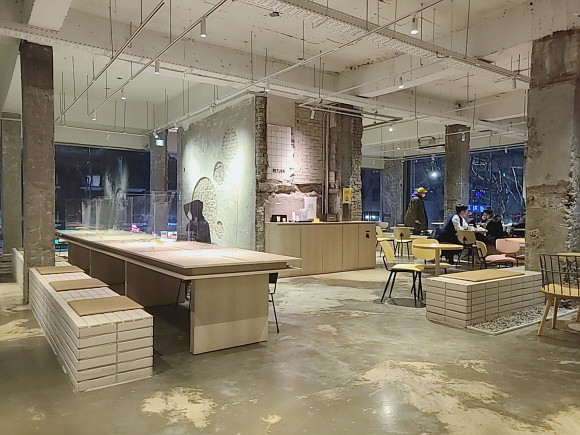 18일부터 2명 이상이 카페를 방문한 경우 매장에 1시간 이내 이용이 가능하다. 사진은 19일 저녁 서울 서대문의 카페 모습. = 추민선 기자