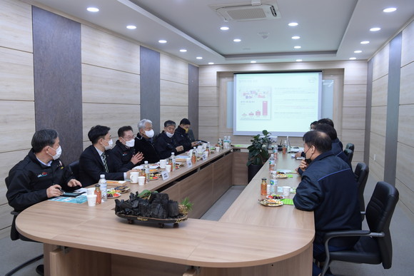 최기문 영천시장이 21일 농식품 가공기업 ㈜담따프레시를 방문해 회사 직원과 담소를 나누고 있다. ⓒ 영천시