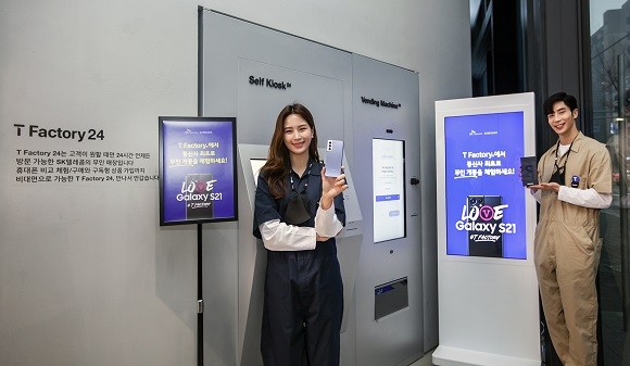 SK텔레콤 홍보 모델들이 T팩토리에서 갤럭시S21 개통 행사를 알리는 모습. ⓒ SK텔레콤