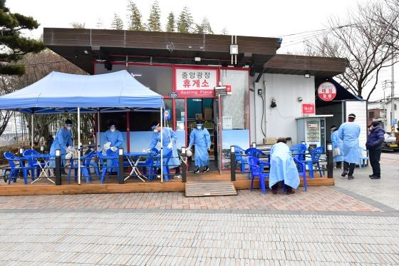 진주시의회 국민의힘·무소속의원들이 관내 화장실에서 코로나19 방역활동을 펼치고 있다. ⓒ 진주시의회