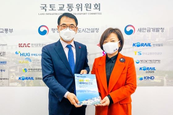장충남 남해군수가 진선미 국토교통위원장에게 남해~여수해저터널 조기건설 당위성을 설명하고 있다. ⓒ 남해군