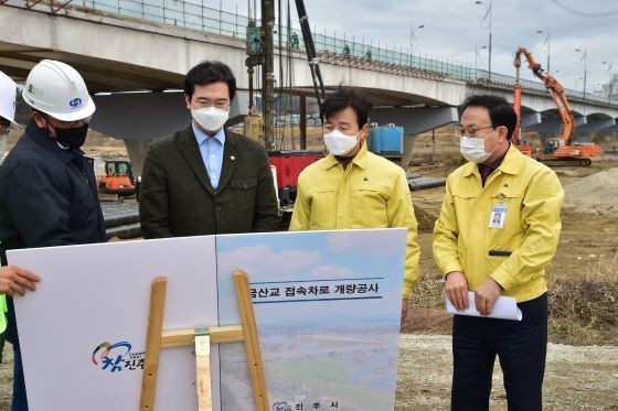 조규일 진주시장과 강민국 국회의원이 금산교 확장공사 현장을 점검하고 있다. ⓒ 진주시