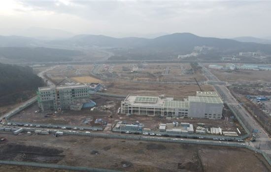 빛그린산단 내 선도기술지원센터(오른쪽)와 글로벌비즈니스센터(왼쪽) 가 5월 준공된다. ⓒ 광주광역시