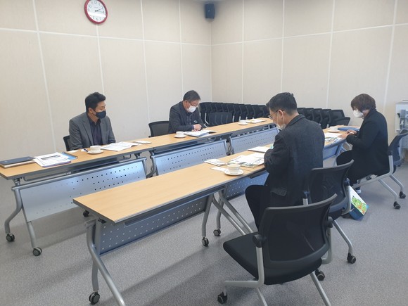남해군과 경남도가 먹거리통합지원센터 운영에 대해 협의하고 있다. ⓒ 남해군