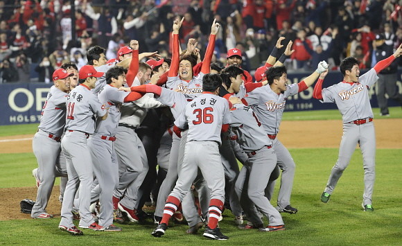 2000년 창단한 SK와이번스는 4번의 한국시리즈 제패를 포함, 21년 동안 8번이나 한국시리즈에 진출했으며, 국내 최정상급 스타 플레이어를 배출한 명문 구단으로 성장해왔다. © 연합뉴스
