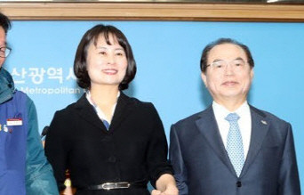 오거돈 미투와 그 뒤 석연찮은 처리 과정이 이번 정의당 미투로 인해 다시 불거지면서 민주당 보선 전략에 큰 피해를 입힐 가능성이 부각되고 있다. 사진은 피해 가능성이 상당할 것으로 예측되는 인물인 박인영 전 부산시의회 의장(왼쪽)이 오거돈 전 부산시장과 함께 찍힌 장면이다. ⓒ 연합뉴스