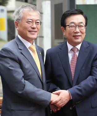 왼쪽부터 문재인 대통령과 서병수 국민의힘 의원. 2014년 서 의원이 부산시장에 당선된 직후 자리를 같이 한 모습이다. ⓒ 연합뉴스