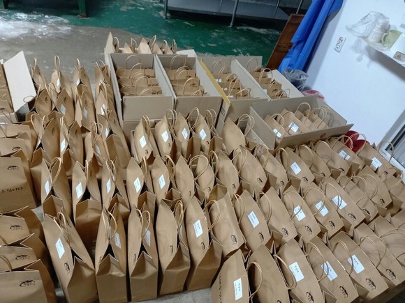 남면 적십자봉사회가 마련한 목욕쿠폰과 떡국. ⓒ 남해군