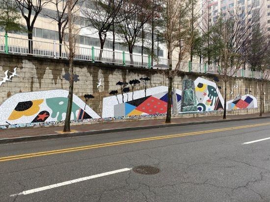 화순군 공공미술 프로젝트 '우리 동네 미술'로 추진된 벽화거리는 금호아파트와 부영 6차 아파트의 옹벽에서 완성됐다. ⓒ 화순군