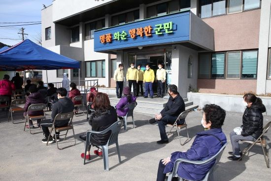 화순군 사평면 행정복지센터에 마련된 코로나19 선별검사소에 군민들이 줄을 서 대기하고 있다. ⓒ 화순군